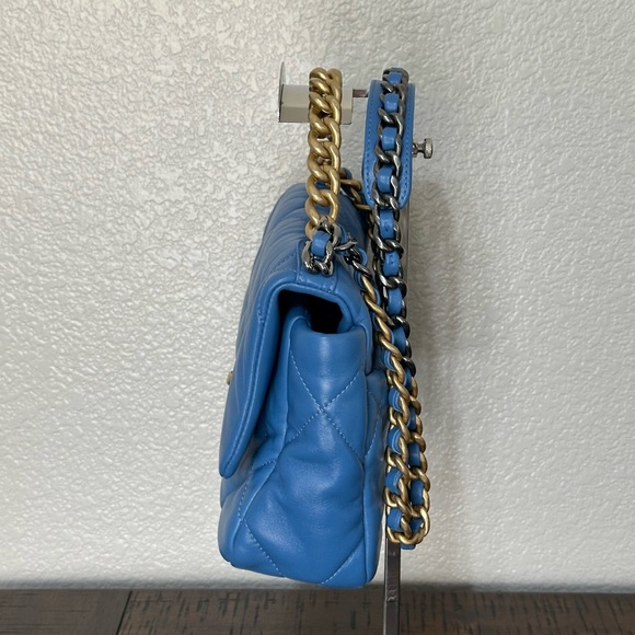 $6,900 CHANEL 19 Flap Bag Medium Blue 21P Excellent Condition - Picture 5 of 16